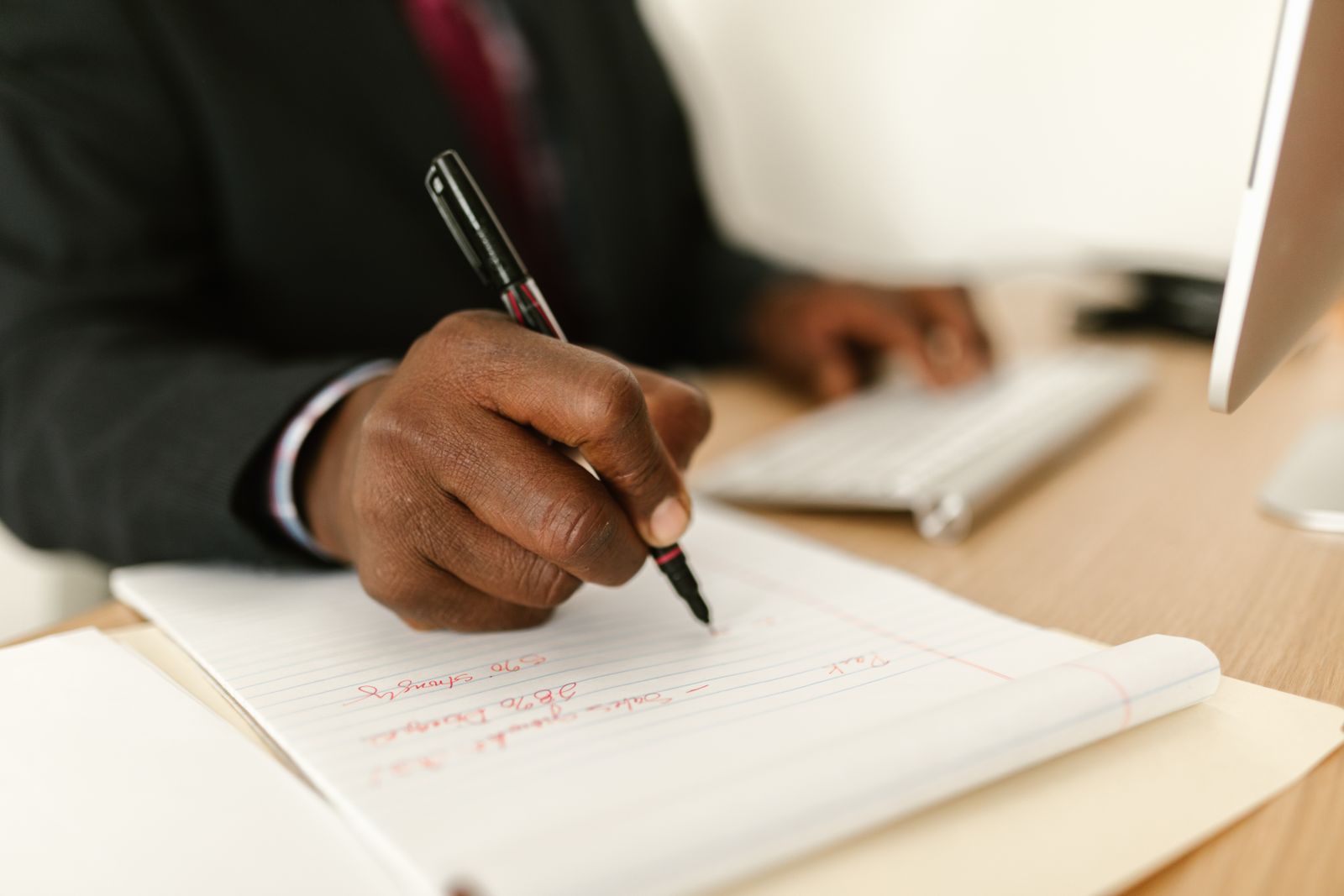 Une séance de travail entre un mentor et une dirigeante de très petite entreprise